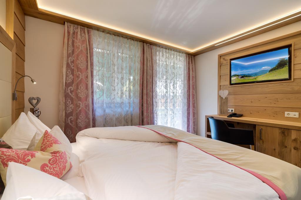 Hotel Fischerwirt Natur Waldspa Faistenau Chambre photo